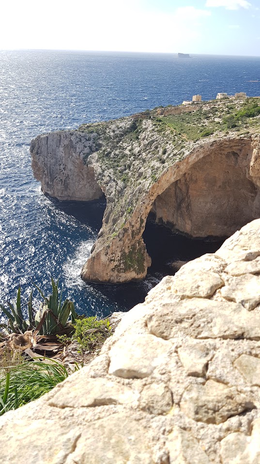Die "Blaue Grotte" im Südwesten Maltas ist eine Höhle im Meer. Eindrückliche Klippen, hohe Felswände und das blau leuchtende Wasser machen die "Blaue Grotte" zu einem einzigartigen Erlebnis.