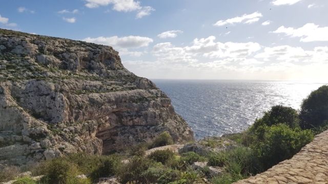 Die Klippen auf Malta bieten eine wunderschöne Aussicht auf das weite Meer. Die eindrücklichen Felsformationen laden zu Spaziergängen entlang der Klippen ein.