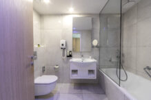 Badezimmer, Standard Zimmer, NissiBlu Beach Resort, Ayia Napa, Zypern