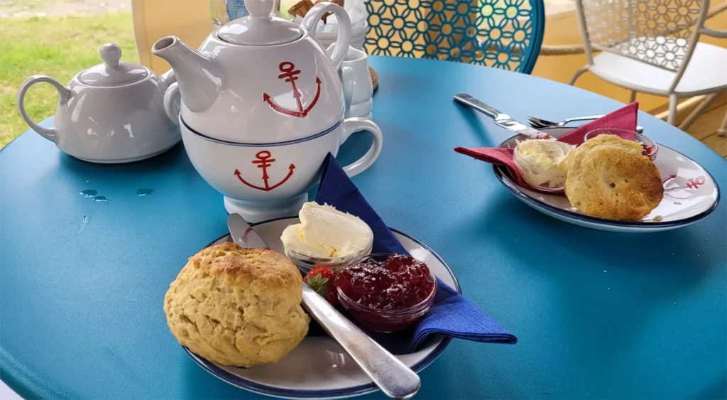 Cream Tea vom Feinsten Ein Muss auf einer Reise durch Cornwall - Cream Tea. Eine kleine Mahlzeit, die aus Tee, Scones, Clotted Cream und Konfitüre besteht.
